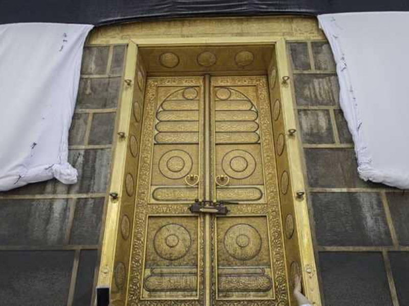شاهد بالفيديو: استبدال كسوة الكعبة بالثوب الجديد